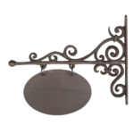 Væghængt, ovalt skilt i smedejern med krummelurer