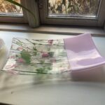 Flot håndlavet glasfad i lyserøde nuancer