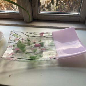 Flot håndlavet glasfad i lyserøde nuancer